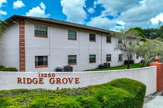 Ridge Grove in Largo, FL - Building Photo - Building Photo