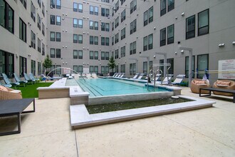 701 Richmond Ave. in Houston, TX - Foto de edificio - Building Photo