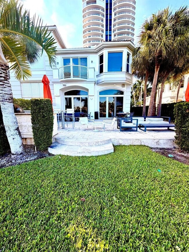 21025 NE 38th Ave in Aventura, FL - Building Photo - Building Photo