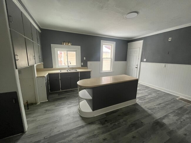 property at 313 E 7th St