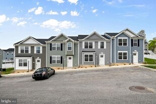 2801 Pinewood Ln in Harrisburg, PA - Building Photo