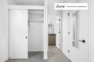 Private bedroom in 4 bed/3.5 bath Home in Chicago, IL - Building Photo - Building Photo