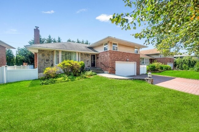 51 Bellwood Dr in New Hyde Park, NY - Building Photo - Building Photo