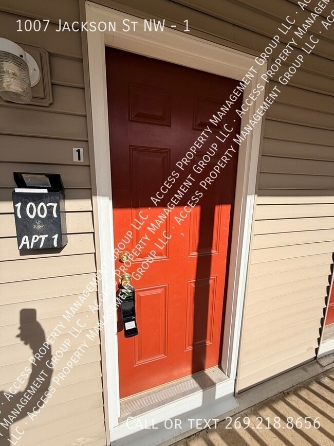 1007 Jackson St NW in Grand Rapids, MI - Building Photo - Building Photo