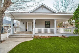 Beautifully renovated Bishop Arts District home near Lake Cliff Park in Dallas, TX - Building Photo