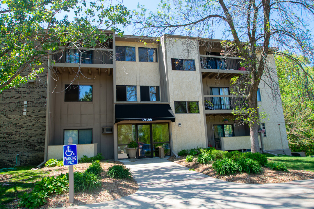 Hunters Ridge in Minnetonka, MN - Foto de edificio