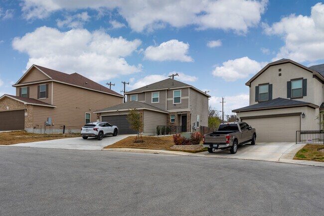 The Overlook at Medio Creek in San Antonio, TX - Building Photo - Building Photo