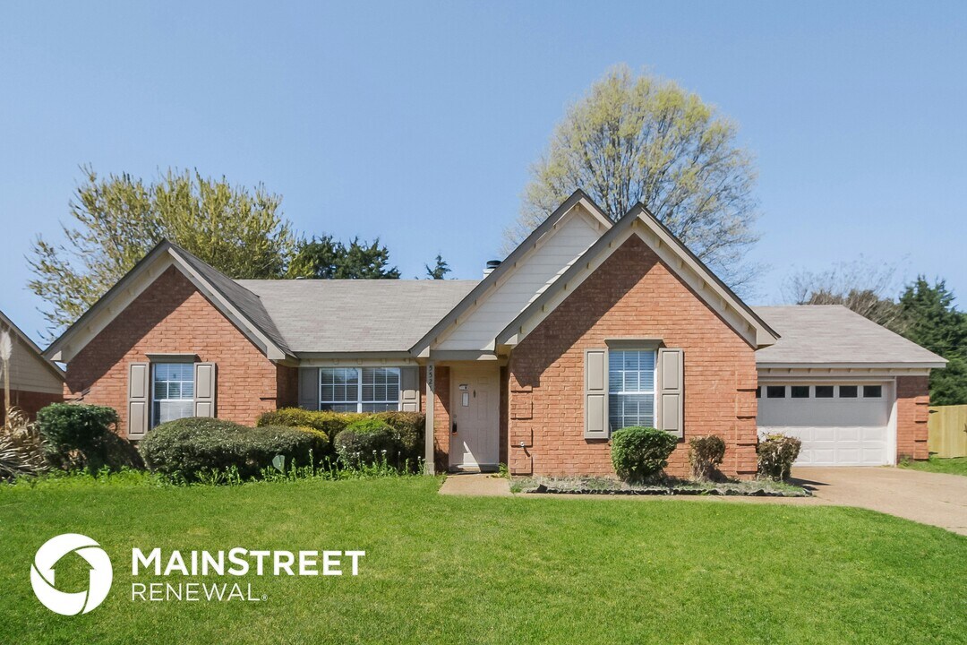 5521 April Forest Dr in Memphis, TN - Building Photo