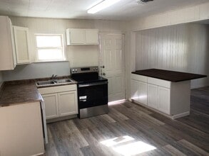 1558 N Fletcher St in Jasper, TX - Foto de edificio - Building Photo