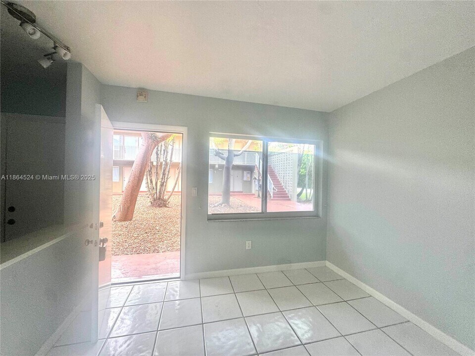 6310 SW 79th St in South Miami, FL - Building Photo