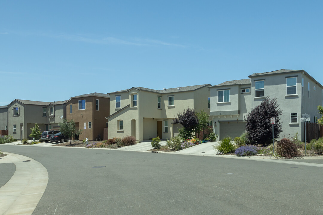 Winding Meadow Village in Sacramento, CA - Building Photo