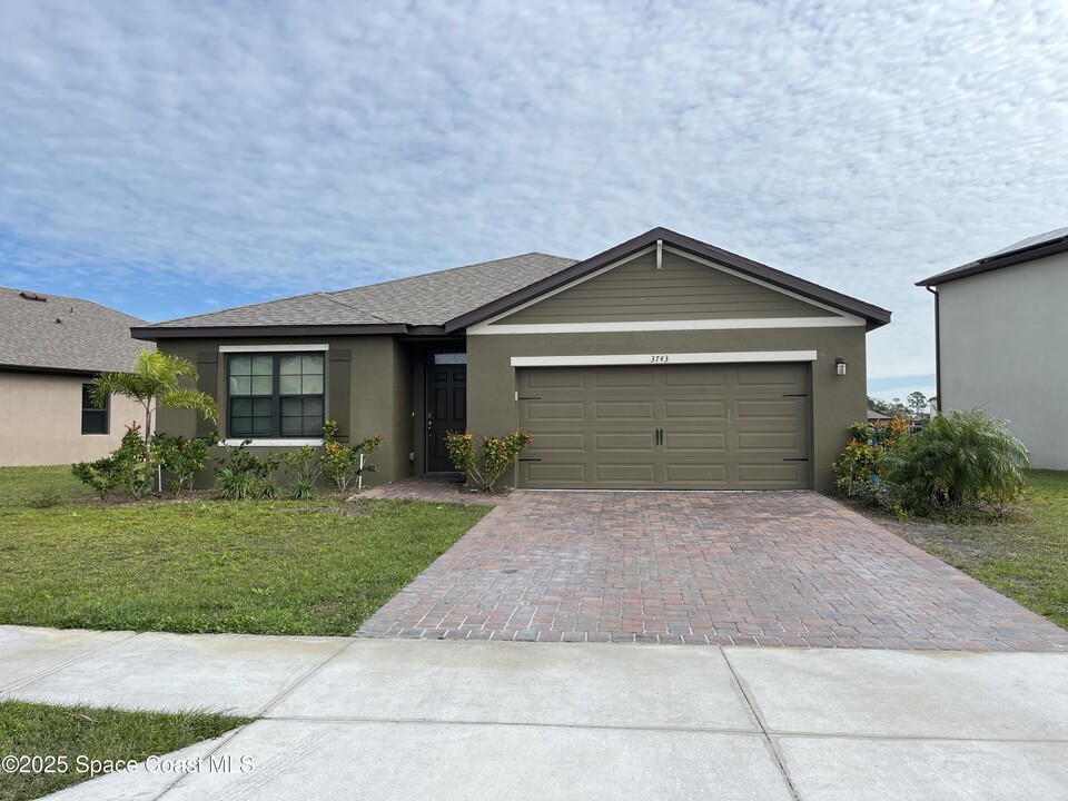 3743 Coachman Ln SE in Palm Bay, FL - Building Photo