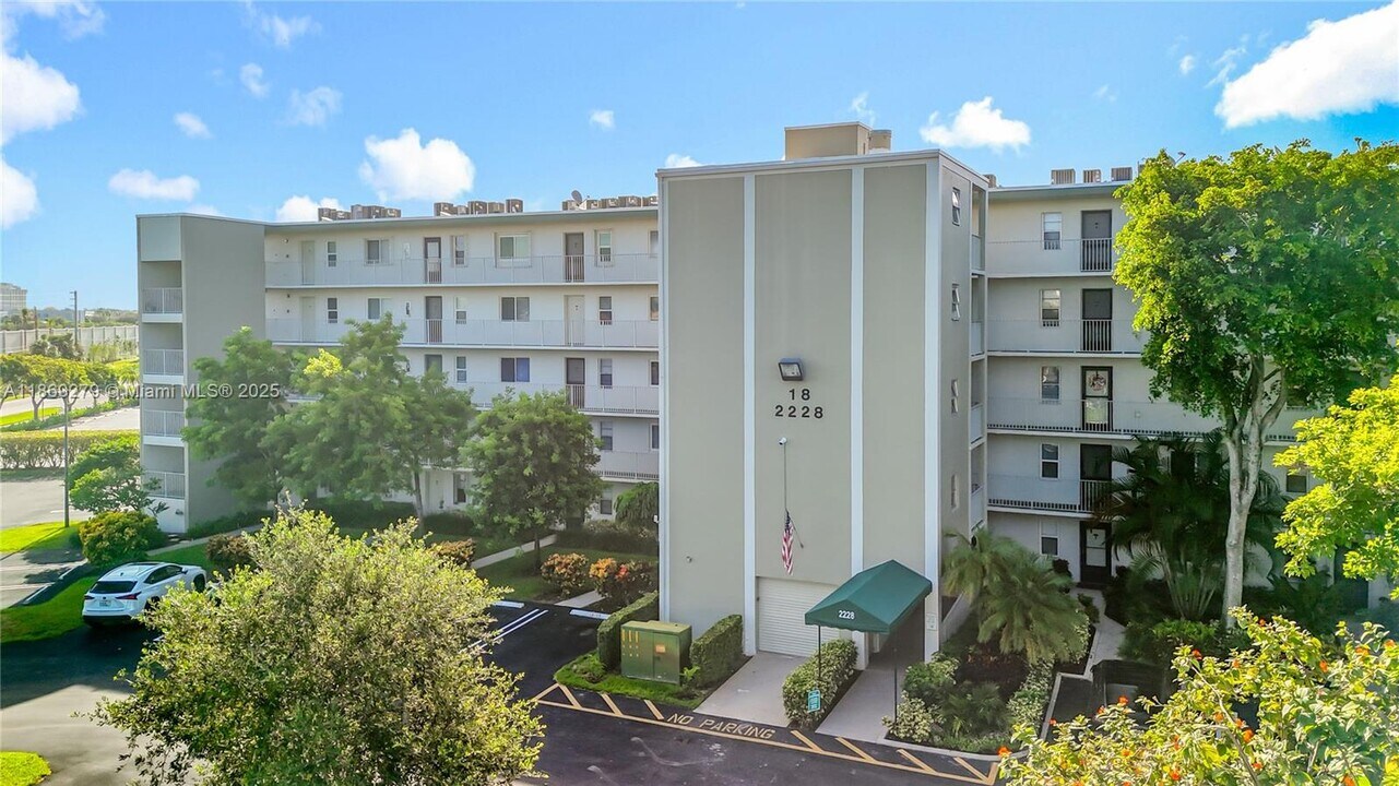 2228 N Cypress Bend Dr in Pompano Beach, FL - Building Photo
