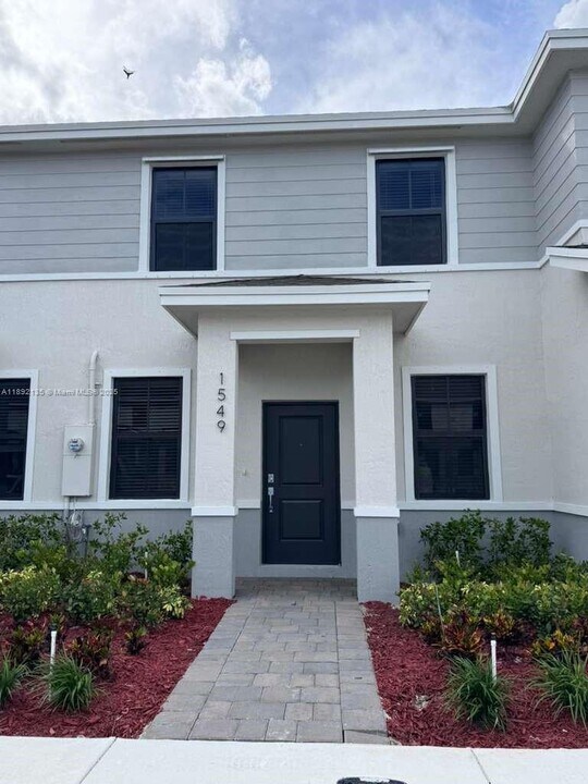 1549 NE 3rd Ave in Florida City, FL - Building Photo