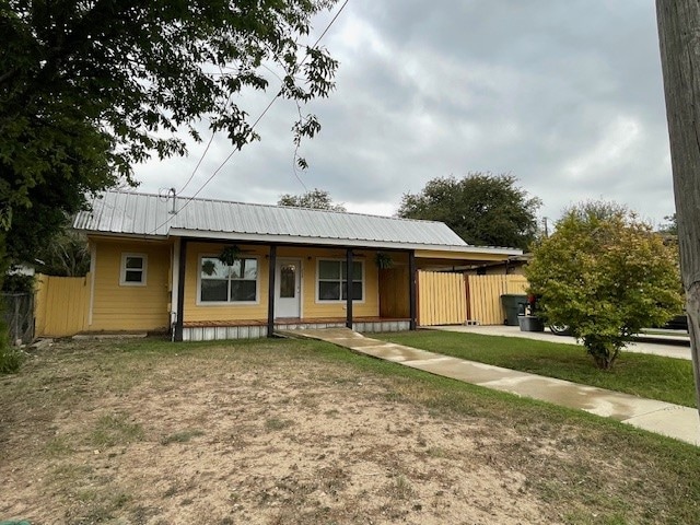 235 E Calera St in Uvalde, TX - Building Photo - Building Photo