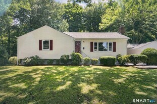 303 Bunker Hill Ave in Waterbury, CT - Building Photo