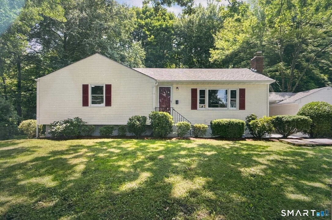 303 Bunker Hill Ave in Waterbury, CT - Building Photo