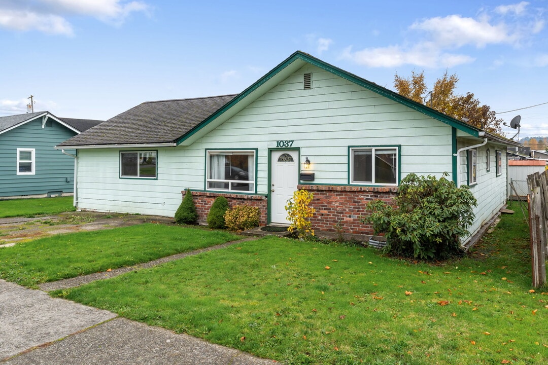 1037 SW Cascade Ave in Chehalis, WA - Building Photo