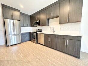 11405 Chandler Blvd in Los Angeles, CA - Building Photo - Building Photo