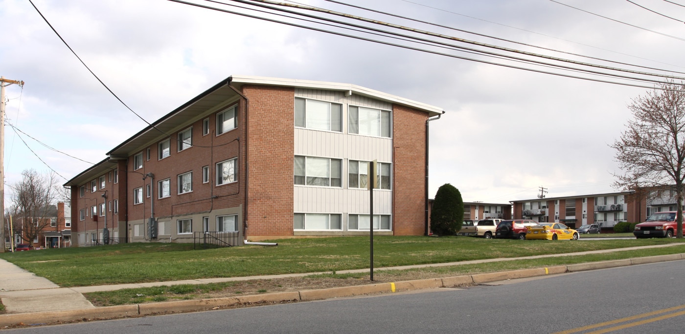 7 Mile Apartments in Pikesville, MD - Building Photo