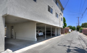 Bright Villa Apartments in Whittier, CA - Building Photo - Building Photo