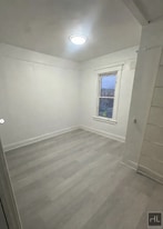 EASTCHESTER ROAD, BRONX in Bronx, NY - Building Photo