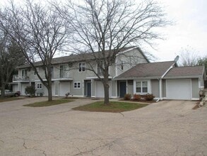 West Side 1 Bedroom Apartments! in Madison, WI - Foto de edificio - Building Photo