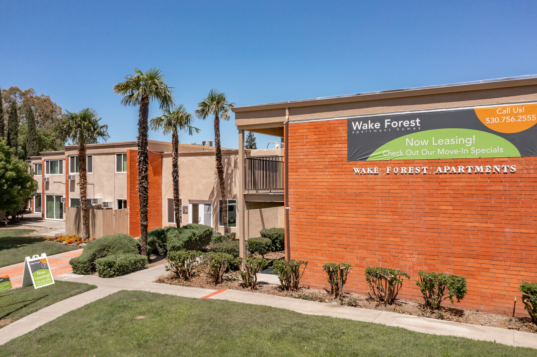 Wake Forest in Davis, CA - Foto de edificio