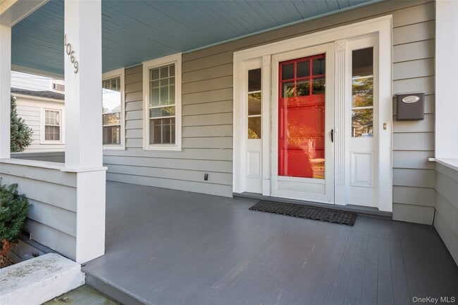 1069 Washington Ave in Pelham Manor, NY - Building Photo - Building Photo