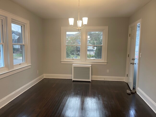 37 Orchard St in Merrick, NY - Building Photo - Building Photo