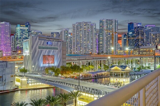 10 SW South River Dr in Miami, FL - Building Photo - Building Photo