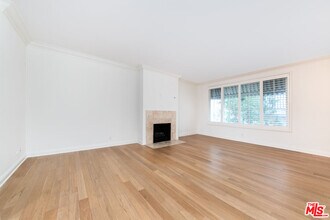 125 S Elm Dr in Beverly Hills, CA - Foto de edificio - Building Photo