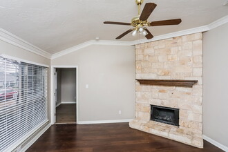 1107 Falconcrest Ct in Arlington, TX - Building Photo - Building Photo