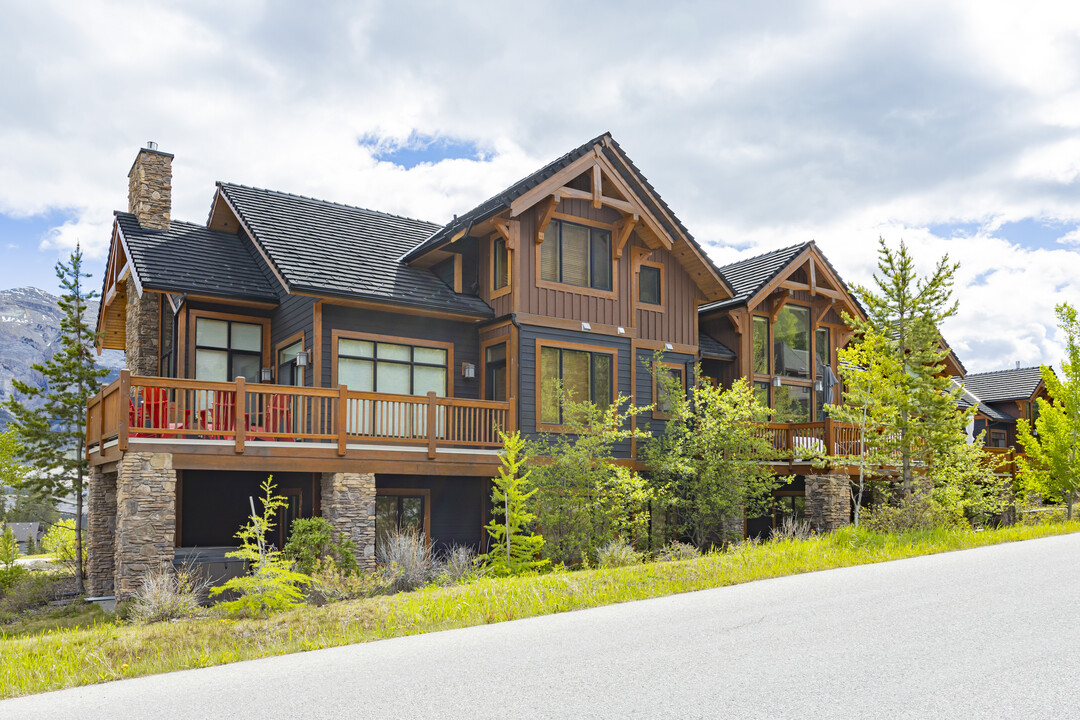 102 Armstrong Pl in Canmore, AB - Building Photo