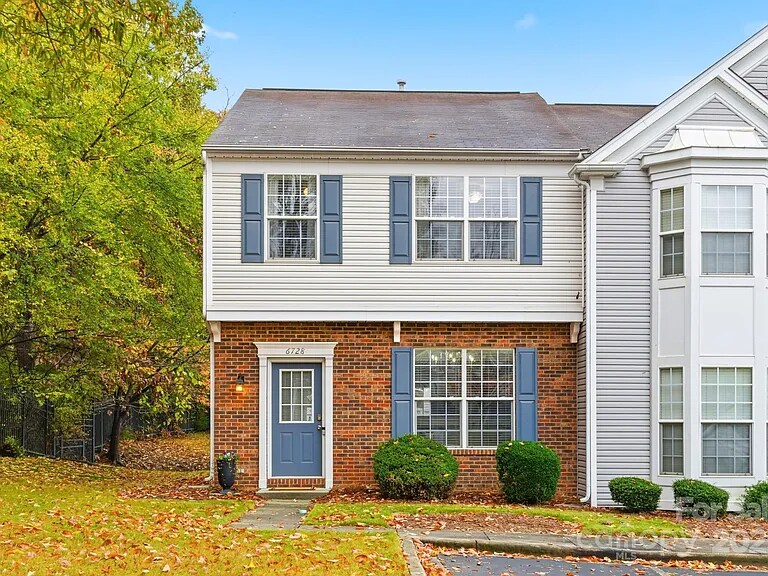 6728 Rothchild Dr in Charlotte, NC - Building Photo