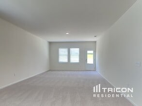 1056 Large Poppy Dr in La Vergne, TN - Building Photo - Building Photo