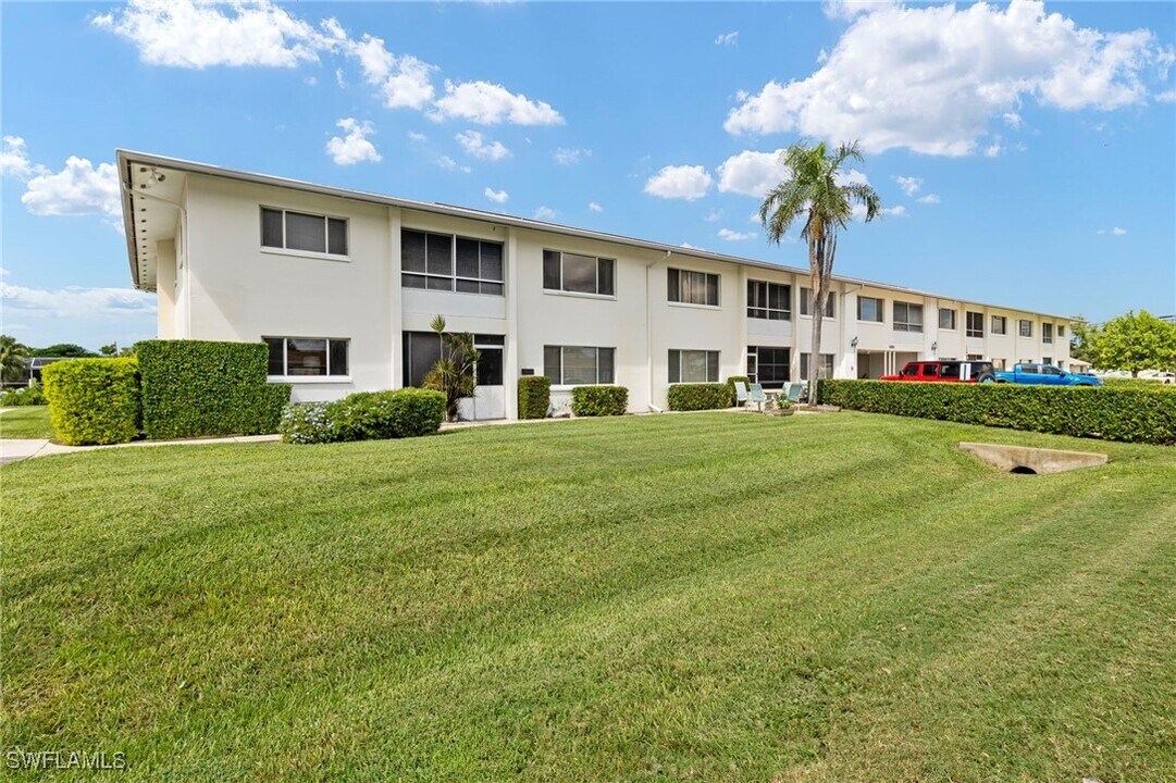4802 Tudor Dr in Cape Coral, FL - Foto de edificio