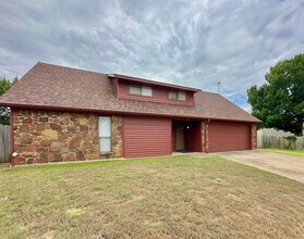 2502 NE Kingsbriar Pl in Lawton, OK - Building Photo - Building Photo
