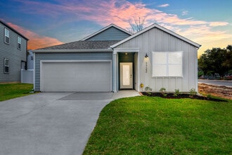 Los Cielos at Brooks Luxury Rentals in Brooks City Base, TX - Foto de edificio - Building Photo