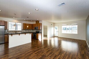 7894 NE Miriam Way in Hillsboro, OR - Building Photo