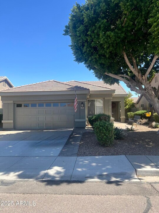 1381 W Armstrong Way in Chandler, AZ - Building Photo
