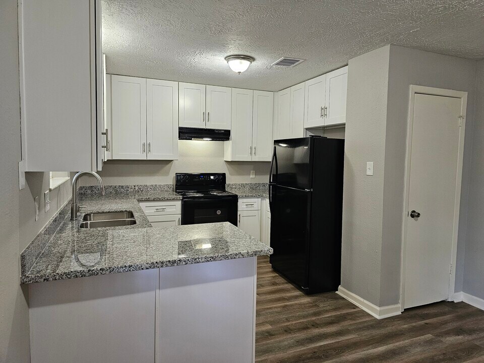 9806 Thrush St in La Porte, TX - Building Photo