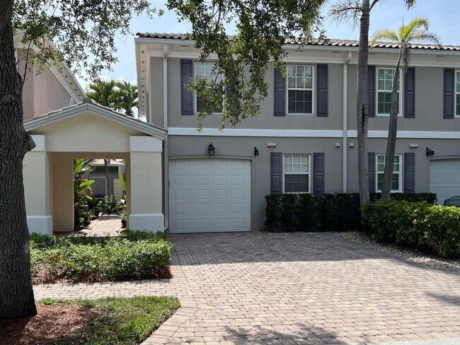 property at 5565 Cove Cir