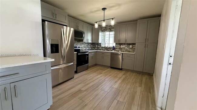 2811 NW 26th Ave in Oakland Park, FL - Building Photo - Building Photo