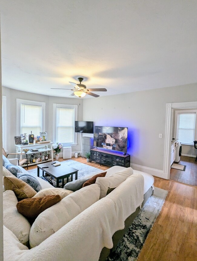 881 E 4th St, Unit 3