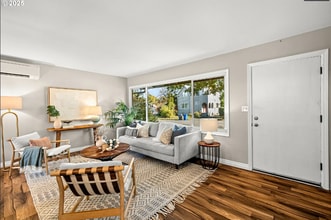 9313 North Hodge Avenue in Portland, OR - Foto de edificio - Building Photo