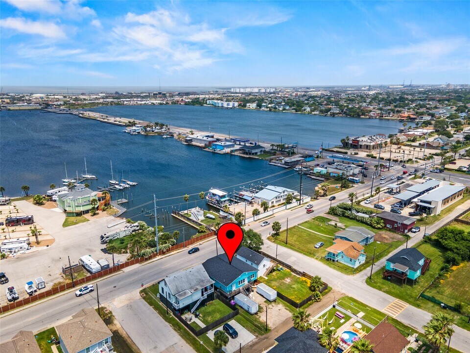 6203 Heards Ln in Galveston, TX - Building Photo
