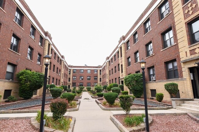 property at 834 W Waveland Ave