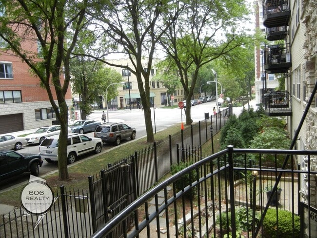 6954 N Greenview Ave, Unit 1 in Chicago, IL - Foto de edificio - Building Photo