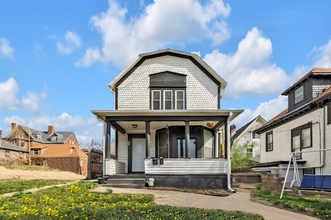 3860 Dodge St, Unit Apt 1 in Omaha, NE - Foto de edificio - Building Photo